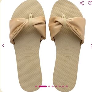 Havaianas sandal Color Sand Grey (beige)  size 11/12.  NEVER WORN